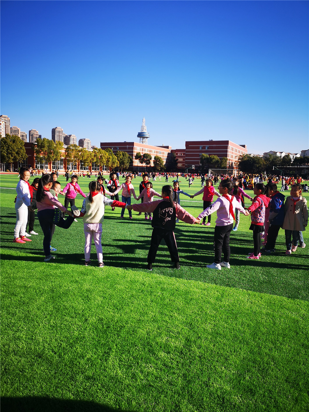 初冬暖意阳光校园二10班