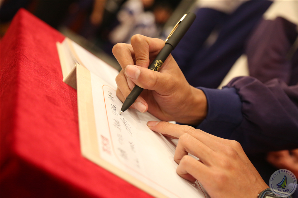 3-5 签字特写.jpg