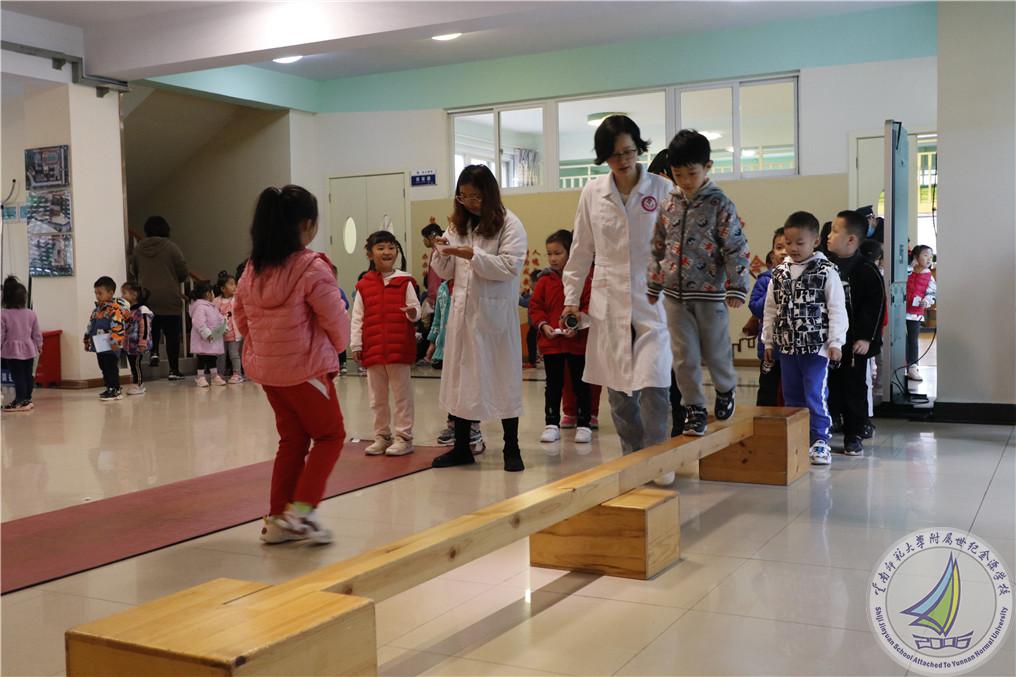 1606901401572084530.jpg 走平衡木.jpg