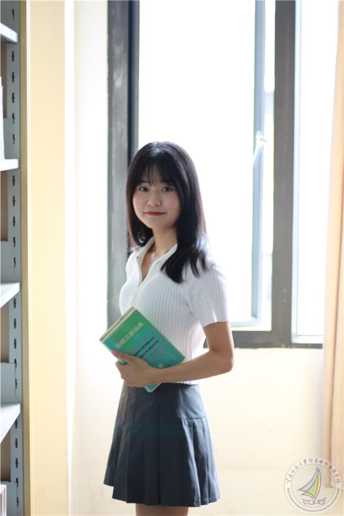 1 高中部 英语 孙莉 生活照.jpg