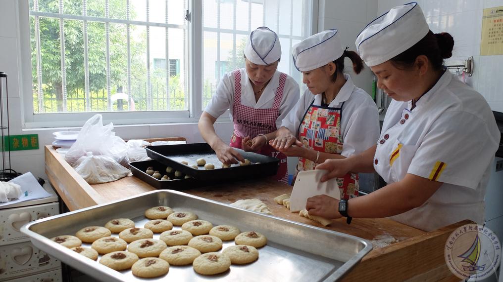 1608107313462038385.jpg 3-精心制作幼儿食品.jpg