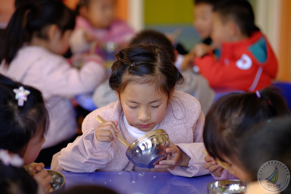 1608107451260022022.jpg 8-集体用餐时刻.jpg