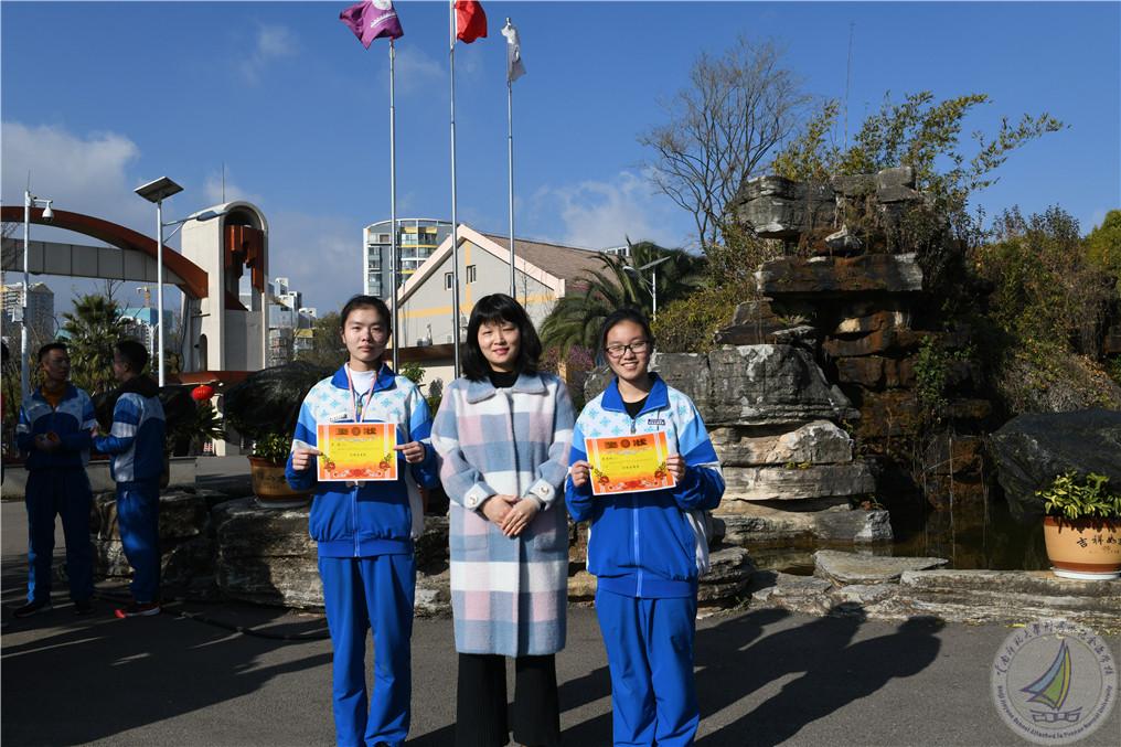 1609805482393023127.jpg 初三101班严彤、黄诗雨与班主任张凡老师.jpg