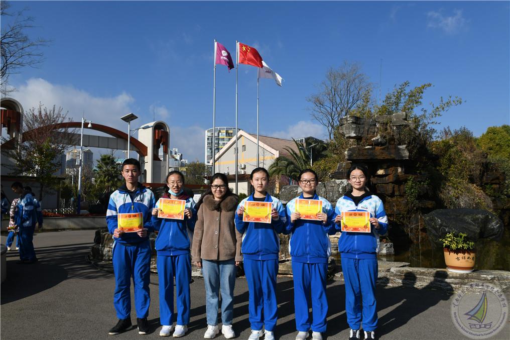 1609805499283087587.jpg 初三102班杨灏、任姝冰、赵雨凡、沈婧瑜、向叶舟与班主任郑丽娟老师.jpg