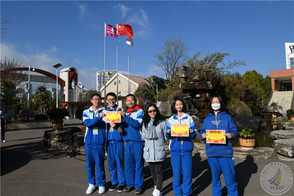 1609805667081098631.jpg 初三103班黄家鸿、潘政昆、蒋巍、廖曼汝、杨锦与班主任李丽老师.jpg