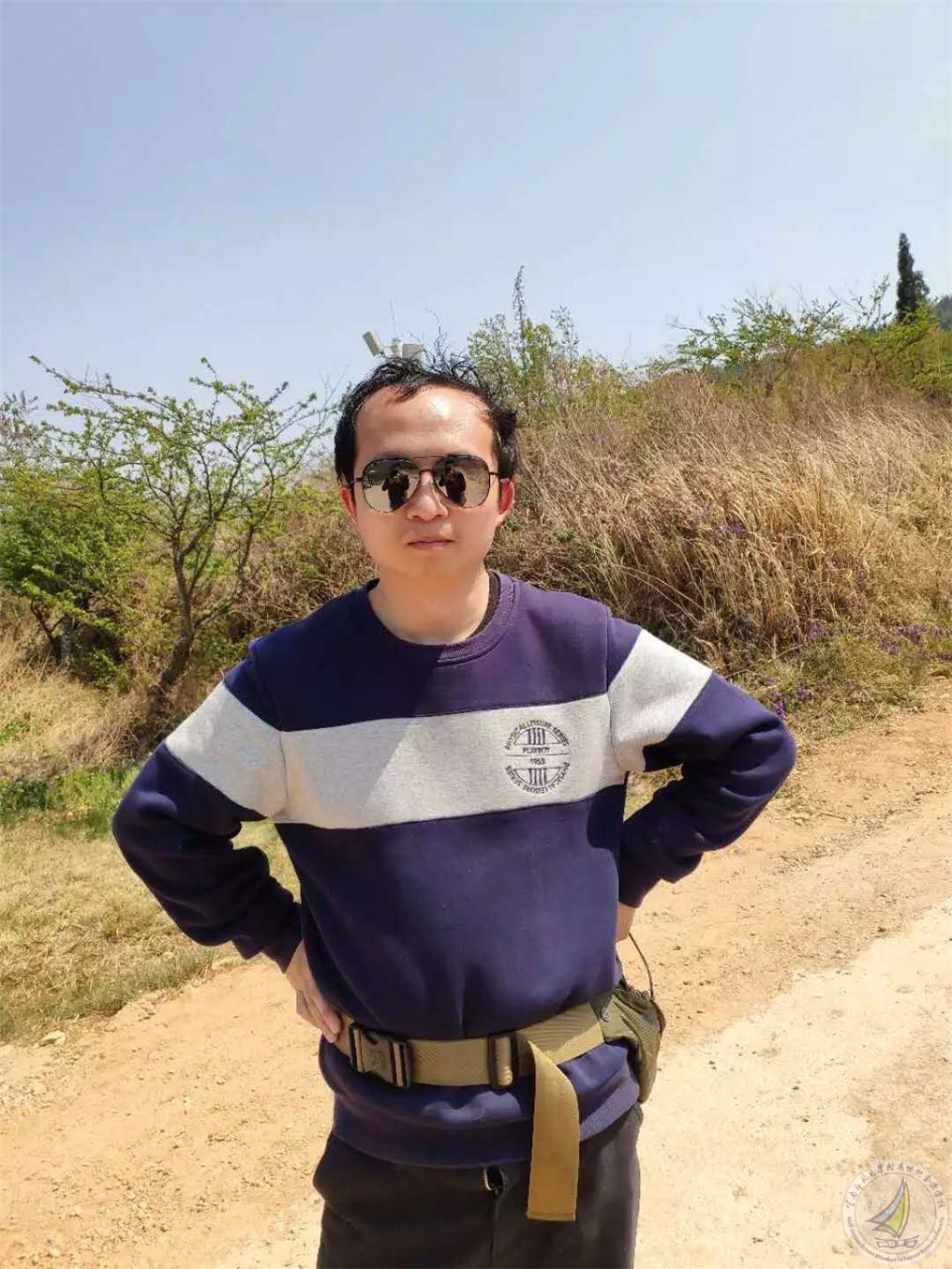 李杰（教科室主任 初二和高一）.jpg