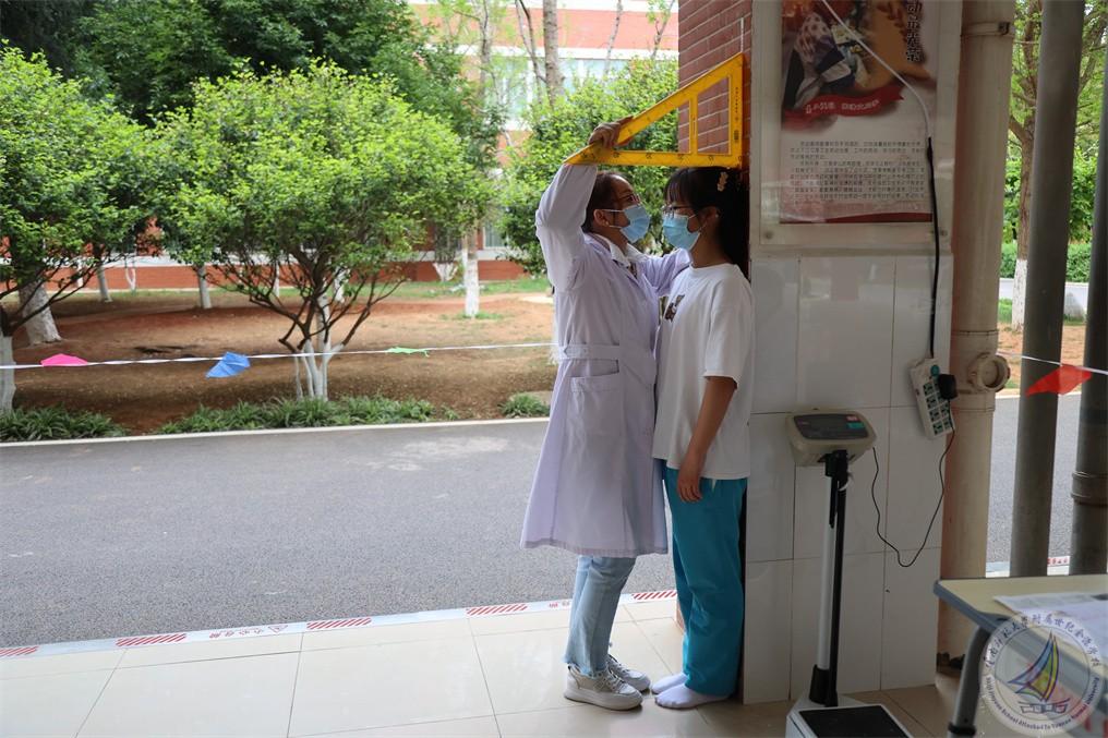 备战中考健康前行记初三年级中考体检工作